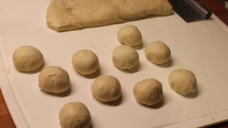 最爱面包+红豆面包,取出面团，压平，切割成60g的面团，滚成小圆面团，覆盖静置30分钟。