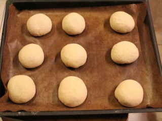 最爱面包+红豆面包,将捏合处朝下摆放，覆盖，再发酵1小时。