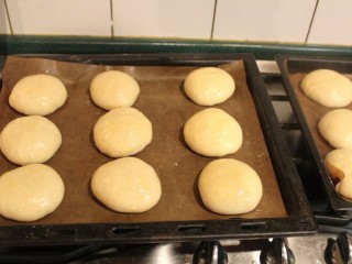最爱面包+红豆面包,将发酵好的面团，抹上蛋液。