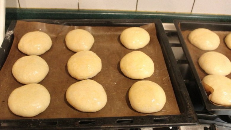 最爱面包+红豆面包,将发酵好的面团，抹上蛋液。