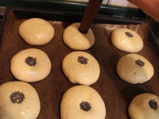 最爱面包+红豆面包,再将杆面棍沾上蛋液，沾上罂粟籽或黑芝麻，轻轻盖印在面团上。