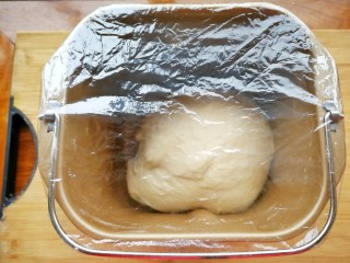 最爱包子+寒冬治愈系白萝卜羊肉包子,取出面包桶，上面盖上保鲜膜防止面团变硬，在温暖处进行发酵，