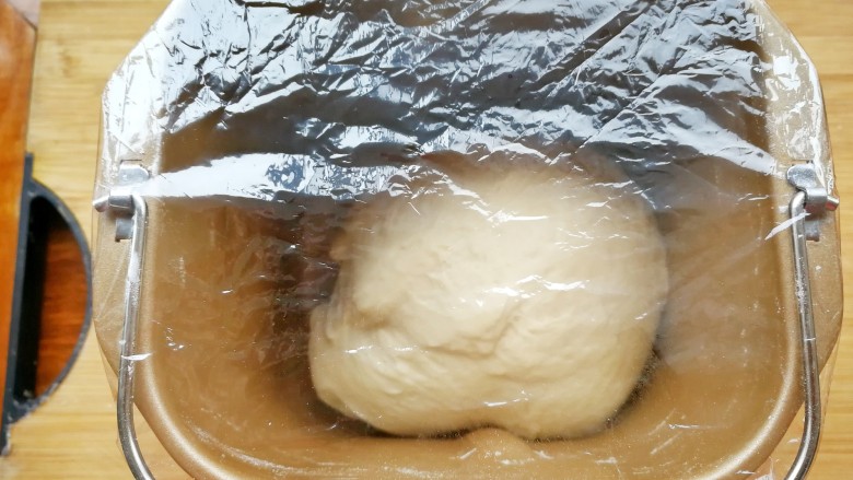 最爱包子+寒冬治愈系白萝卜羊肉包子,取出面包桶，上面盖上保鲜膜防止面团变硬，在温暖处进行发酵，