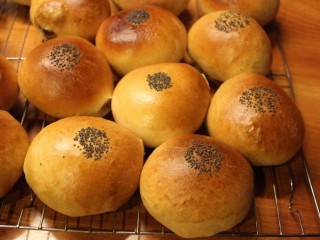 最爱面包+红豆面包,预热好烤箱，以180℃烤18分钟。烤好出炉。