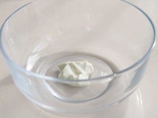 酸奶溶豆（超级详细）,酸奶放入稍大的碗；