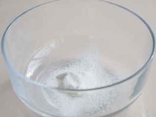 酸奶溶豆（超级详细）,加入过筛的玉米淀粉翻拌均匀；