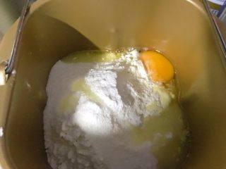 东北软炸麻花-妈妈的味道,加入鸡蛋，牛奶，植物油，酵母加入避开植物油。