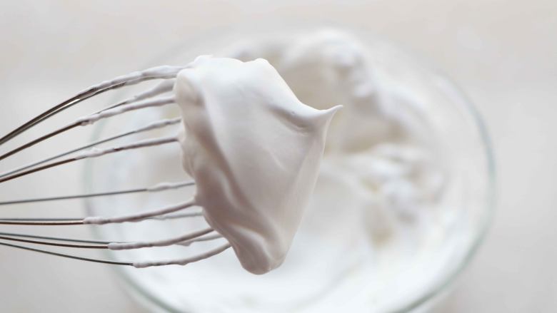 酸奶溶豆（超级详细）,打到提起打蛋器有大片的直立尖角时即硬性发泡的程度，停止打发