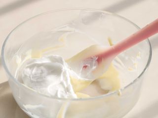 酸奶溶豆（超级详细）,分次加入到酸奶混合泥里翻拌均匀
这里一定是翻拌
切忌画圆的方式
否则就会消泡导致不成形