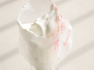 酸奶溶豆（超级详细）,翻拌好的蛋白糊放入裱花袋里 
