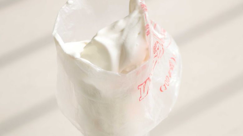 酸奶溶豆（超级详细）,翻拌好的蛋白糊放入裱花袋里 
