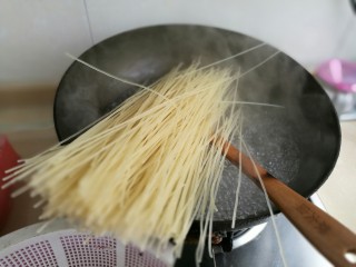 江西炒米粉,多加点水，水烧开后，入米粉煮至八成熟。