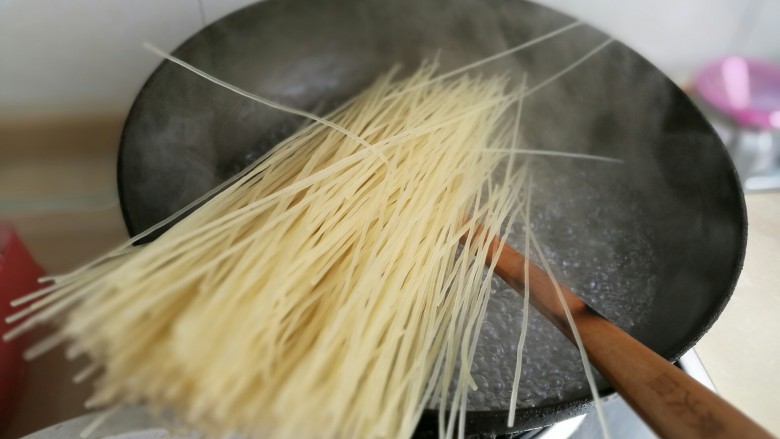 江西炒米粉,多加点水，水烧开后，入米粉煮至八成熟。