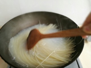 江西炒米粉,米粉容易糊住，变软后要用铲子不断搅拌以防粘锅。
