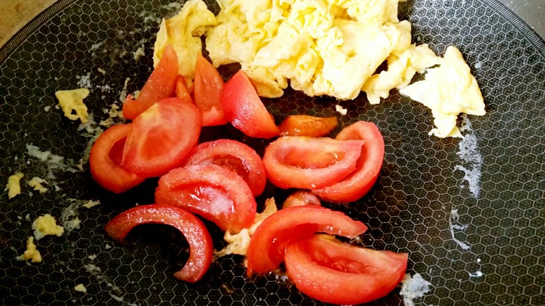 懒人料理+番茄炒蛋,等鸡蛋全都成形但还没熟透时把鸡蛋拨到一边再下番茄炒