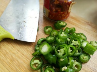 江西炒米粉,线椒切圈。没有买到小红椒，所以放的青椒。一定要买有辣的辣椒哦。