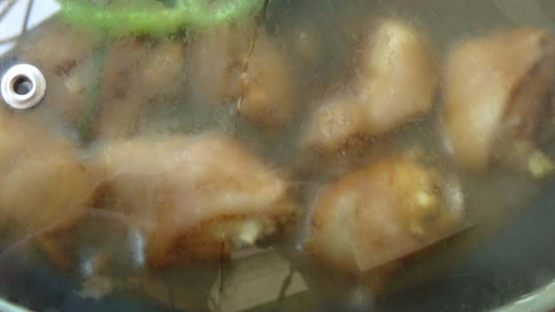 #糖醋菜#陈醋焖猪蹄,中火煮沸后转小火焖煮1.5小时左右