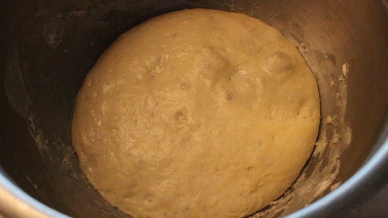 最爱面包+咖哩面包,制作中种面团：将中种材料混匀，置冰箱冷藏发酵约6小时以上。