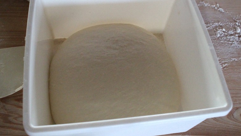 最爱面包+咖哩面包,将面团放置室温发酵，1.5小时后膨胀成2倍大的面团。