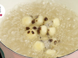 DIY熊猫珍珠奶盖茶,锅中加水烧沸，放入熊猫珍珠煮约5分钟，捞出放入冰水中冷却备用