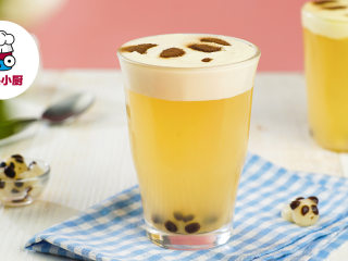DIY熊猫珍珠奶盖茶,表面铺入奶盖，筛上可可粉，即可享用