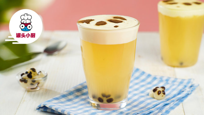 DIY熊猫珍珠奶盖茶,表面铺入奶盖，筛上可可粉，即可享用