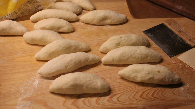 最爱面包+咖哩面包,包好整型成长型的面包。
