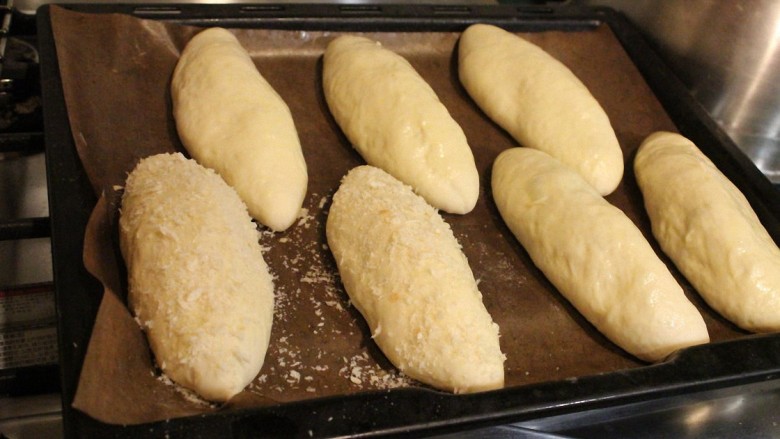 最爱面包+咖哩面包,发酵好，抹上蛋液。也可以表面沾上一些面包粉，这样烤好就会很像油炸咖哩面包的模样。