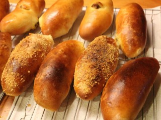 最爱面包+咖哩面包,预热好烤箱，以180℃烤20分钟。