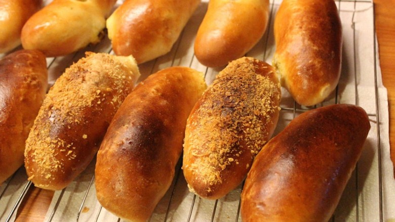 最爱面包+咖哩面包,预热好烤箱，以180℃烤20分钟。