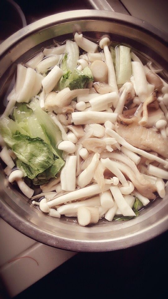 辣白菜豆腐锅,菌菇 生菜切段 洗净