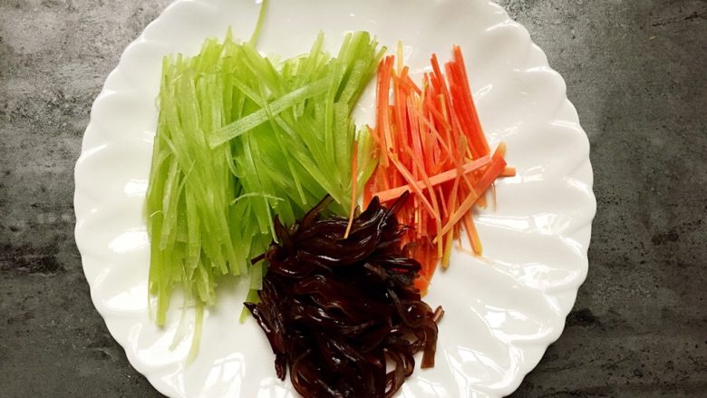 糖醋菜+家常鱼香肉丝,将三种配菜切丝备用。