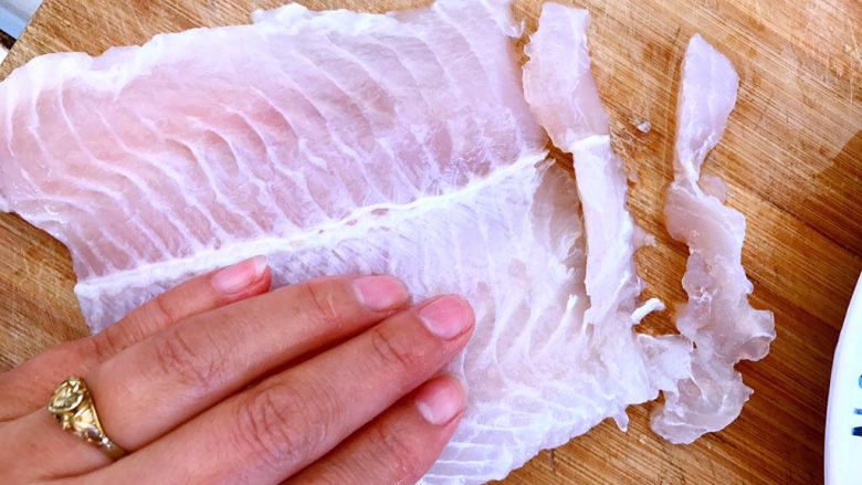 家常水煮鱼,切成两厘米厚的薄片