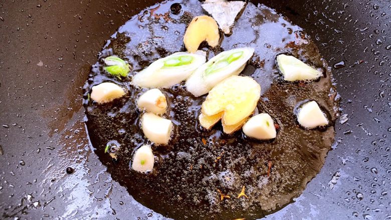 家常水煮鱼,把熬过的调料捞出，油倒出一半，剩一半，依次放入葱姜蒜煸香