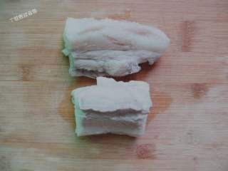 秘制鵪鶉蛋紅燒肉,焯過水的五花肉撈出
