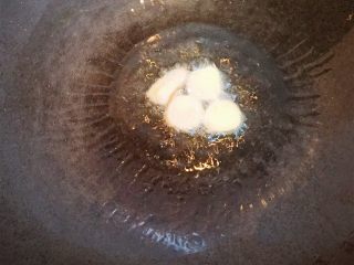 糖醋菜+糖醋藕丸,另起锅放少许油，放入生姜片爆香。
