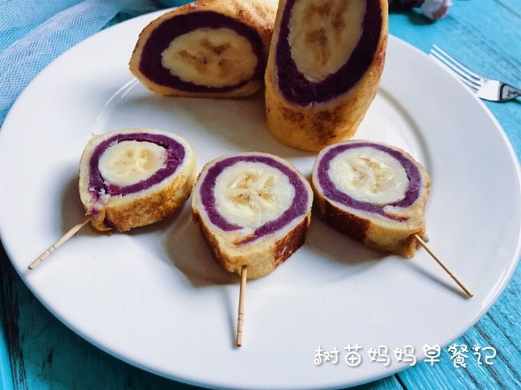 香蕉紫薯吐司卷,或切成厚片，插上牙签就变成美味的棒棒糖了