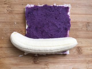 香蕉紫薯吐司卷,在一端放上一根香蕉🍌