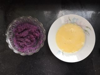 香蕉紫薯吐司卷,紫薯对半切开，放入锅中蒸熟，去皮加适量牛奶压成泥（感觉能涂开抹平即可，别太稀）；鸡蛋加少许蛋液打散（也可以不加，看自己喜欢）

