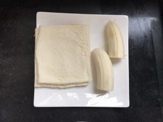 香蕉紫薯吐司卷,吐司去边，擀成薄片，香蕉随意可以切段也可以整根

