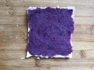 香蕉紫薯吐司卷,吐司片涂上一层紫薯泥