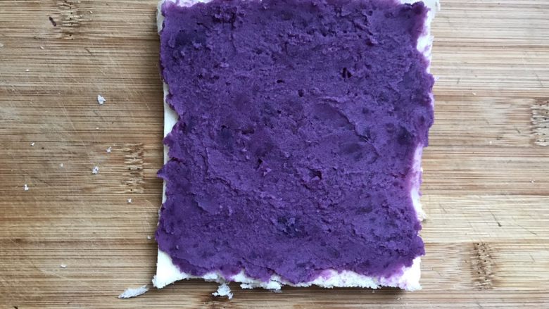 香蕉紫薯吐司卷,吐司片涂上一层紫薯泥