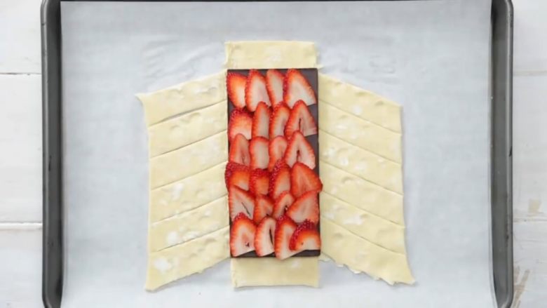 巧克力草莓夹心酥皮面包,按照图中所示对酥皮改刀并拿掉四角多余的酥皮。