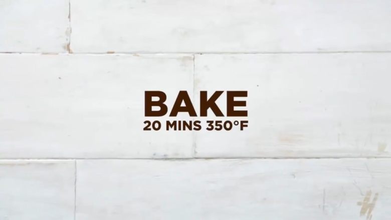 巧克力草莓夹心酥皮面包,放入烤箱，350华氏度烤20分钟。