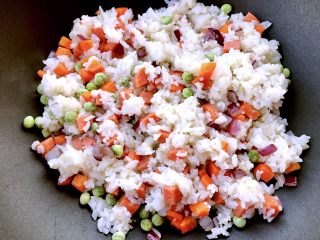 菠萝饭,把米饭稍微打散，翻炒均匀