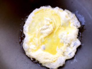 菠萝饭,把鸡蛋先用油炒一下盛出备用