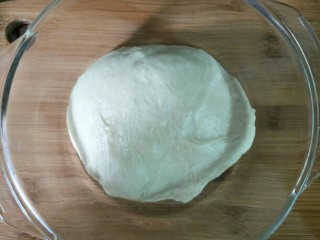 最爱面包+心形杂蔬面包,揉好的面团盖住保鲜膜静置30分钟