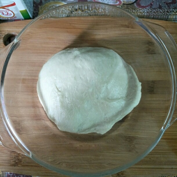 最爱面包+心形杂蔬面包,揉好的面团盖住保鲜膜静置30分钟