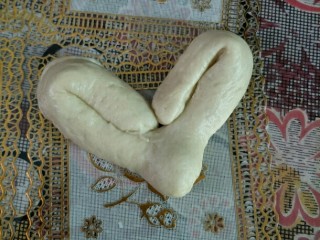 最爱面包+心形杂蔬面包,两头往中间折，心形幅度要大点，烤完才比较立体