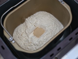 最爱面包+南瓜土司,把除黄油外的所有食材放入面包桶内，启动揉面程序开始揉面